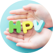 Zwei Hände halten Buchstaben HPV